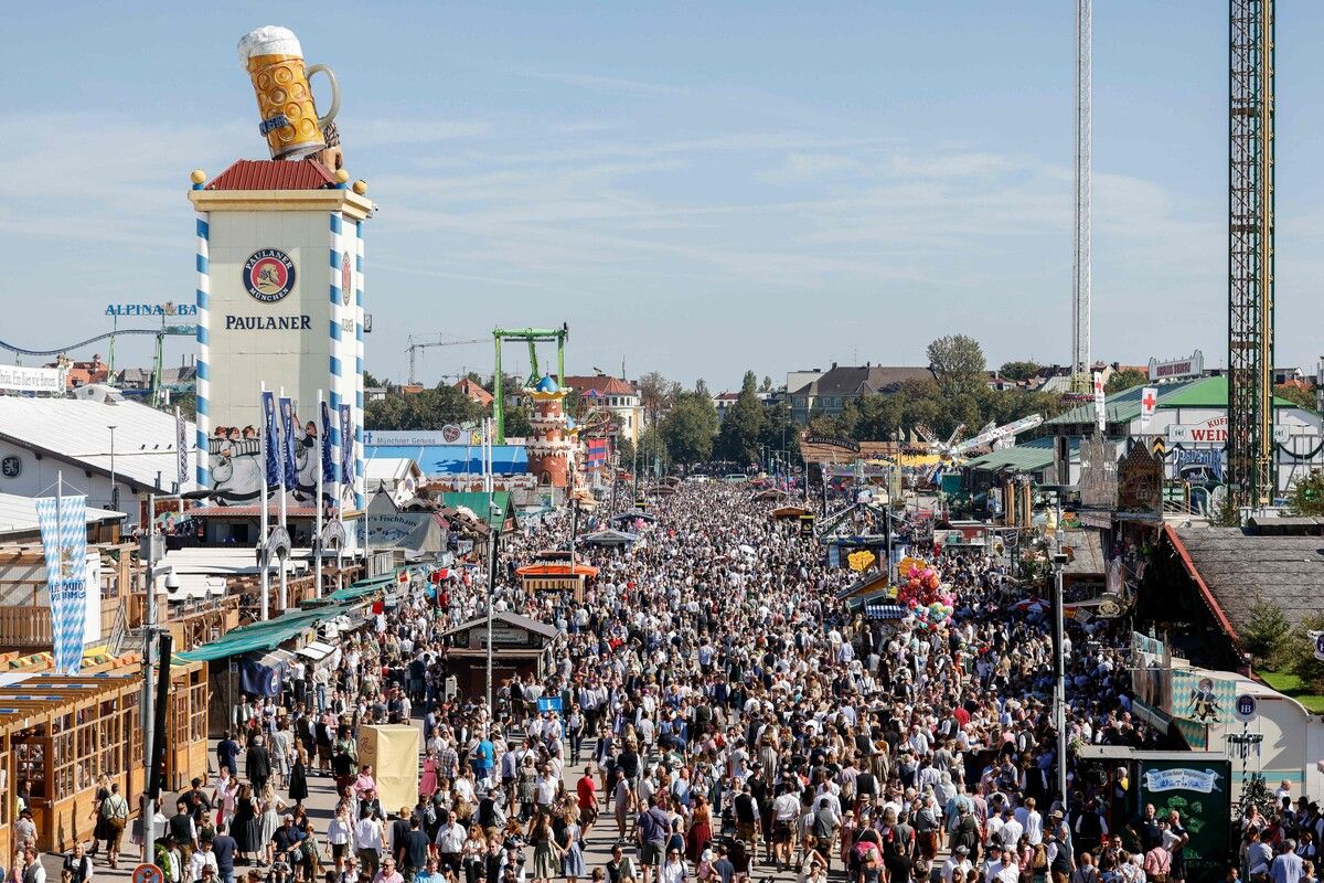 Bei Bilderbuchwetter ist das 190. Münchner Oktoberfest nach Angaben der Veranstalter am Wochenende mit knapp einer Million Besucher gestartet.⇒AFP