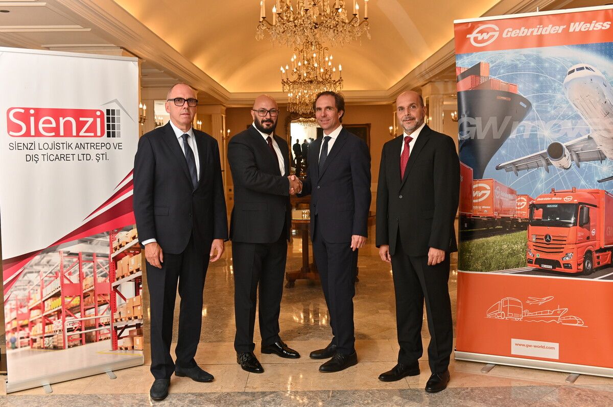 Bei der Vertragsunterzeichnung in Istanbul: Thomas Moser (GW), Murat Doğan (Sienzi Lojistik), Wolfram Senger-Weiss und Mişel Yakop (GW). ⇒gw