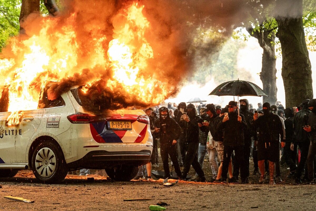 Bei einer Demonstration gegen die aktuelle Asylpolitik wurde in Den Haag ein Polizeiauto in Brand gesteckt.