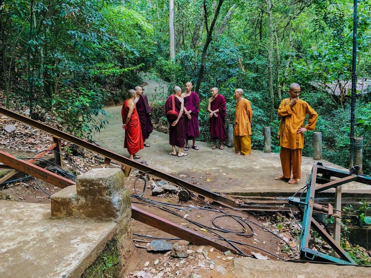 Beim Absturz einer Seilbahn in Sri Lanka starben sieben buddhistische Mönche, darunter drei ausländische. ⇒afp
