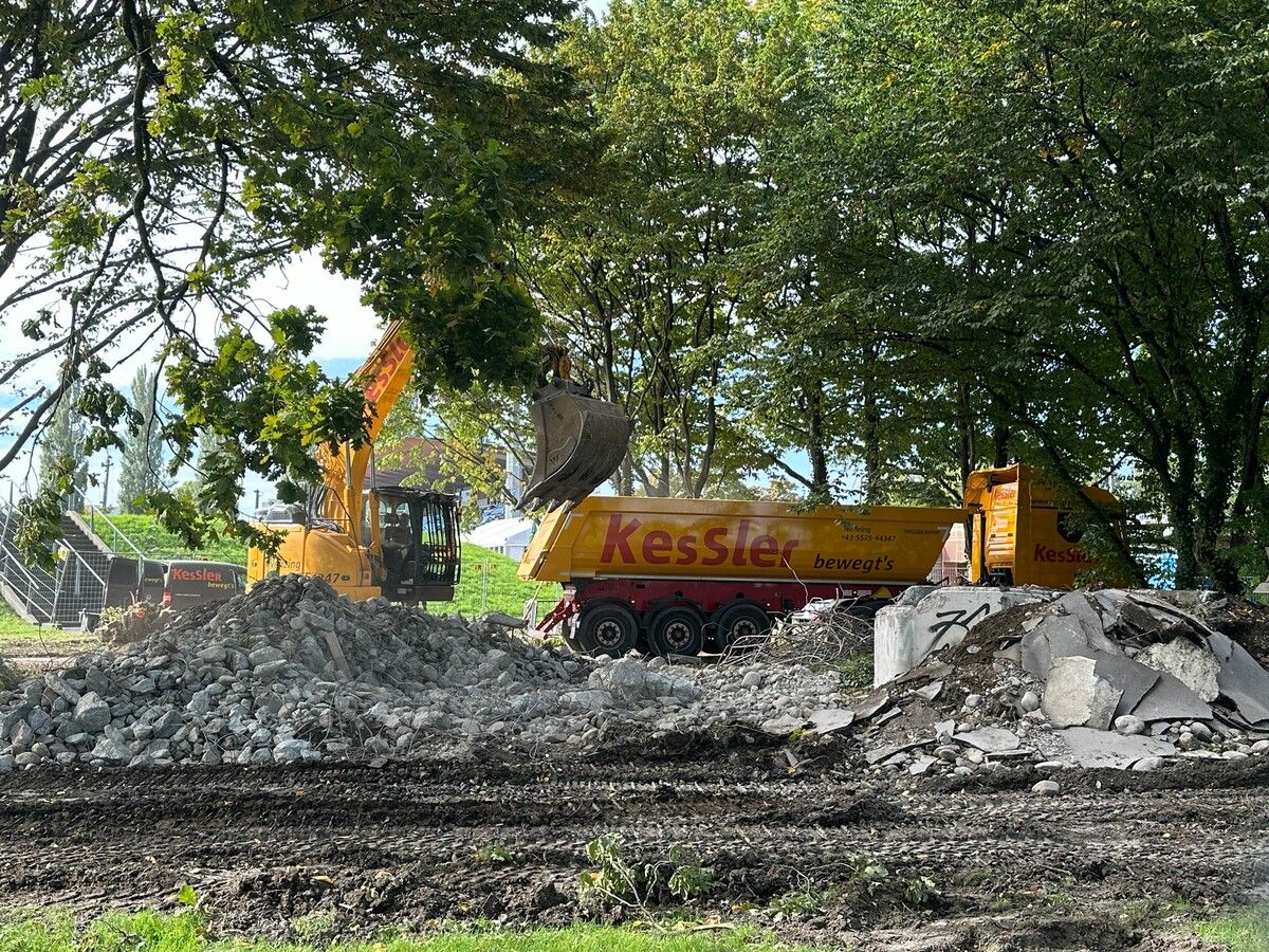 Beim alten Hallenbad rollen die Bagger. ⇒VOL/MM