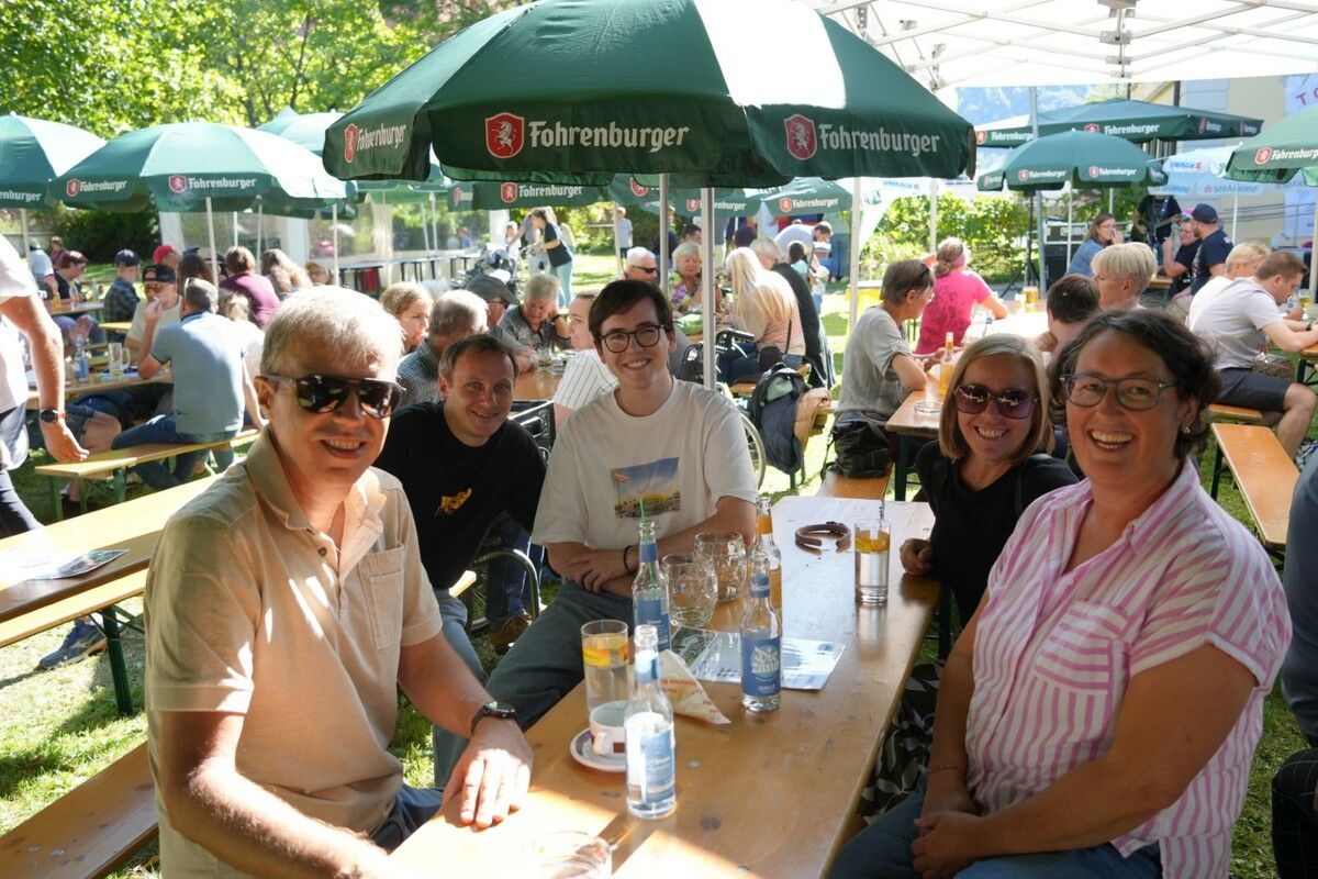 Besucher genossen die gemütliche Atmosphäre im Garten der Caritas Werkstätte.⇒Caritas