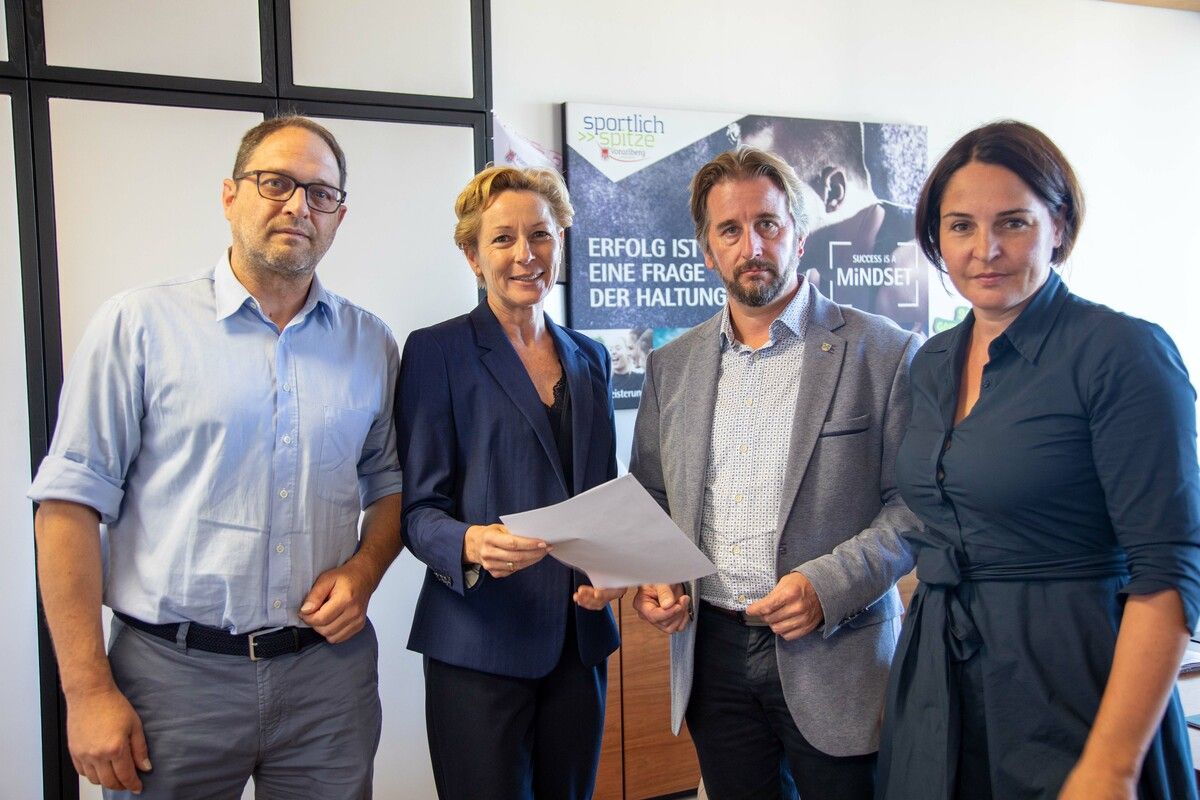 Bgm. Jürgen Haller (Schruns) sowie Standesrepräsentant Bgm. Daniel Sandrell (Gaschurn) und Landtagsvizepräsidentin Monika Vonier haben LR Martina Rüscher Vorschläge für ein Nachfolge-Konzept für Maria Rast präsentiert. ⇒Toni Meznar