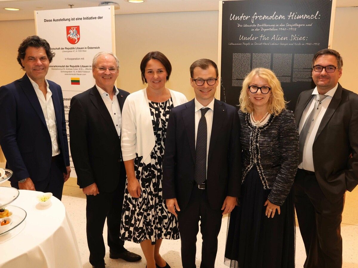 Bgm. Manfred Rädler, LT-Präsident Harald Sonderegger, LT-Vizepräs. Monika Vonier, Honorarkonsul Andreas Huber, Botschafterin Lina Ruksteliene und Historiker Christof Thöny.