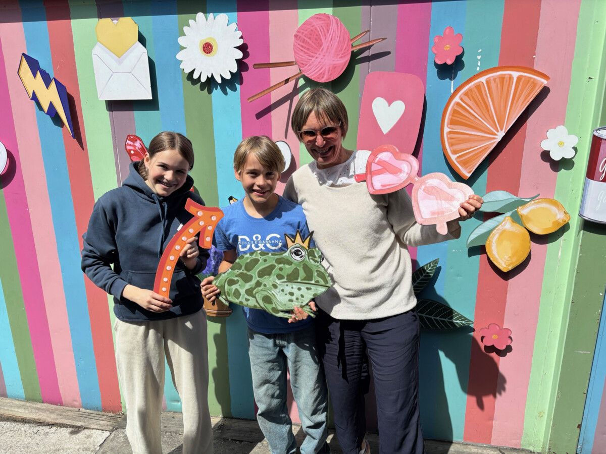 Birke Nussbaumer mit ihren zwei jüngeren Kindern Marga (15) und Josef (13) bei einem Festival im Sommer.