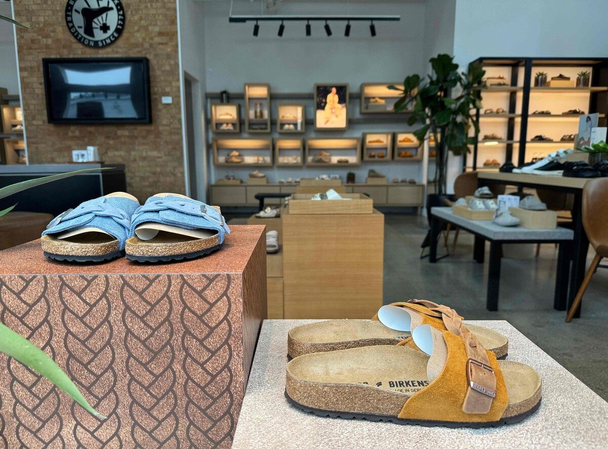 Birkenstock hebt Umsatzprognose an und investiert in neue Produktionsstätte. ⇒afp