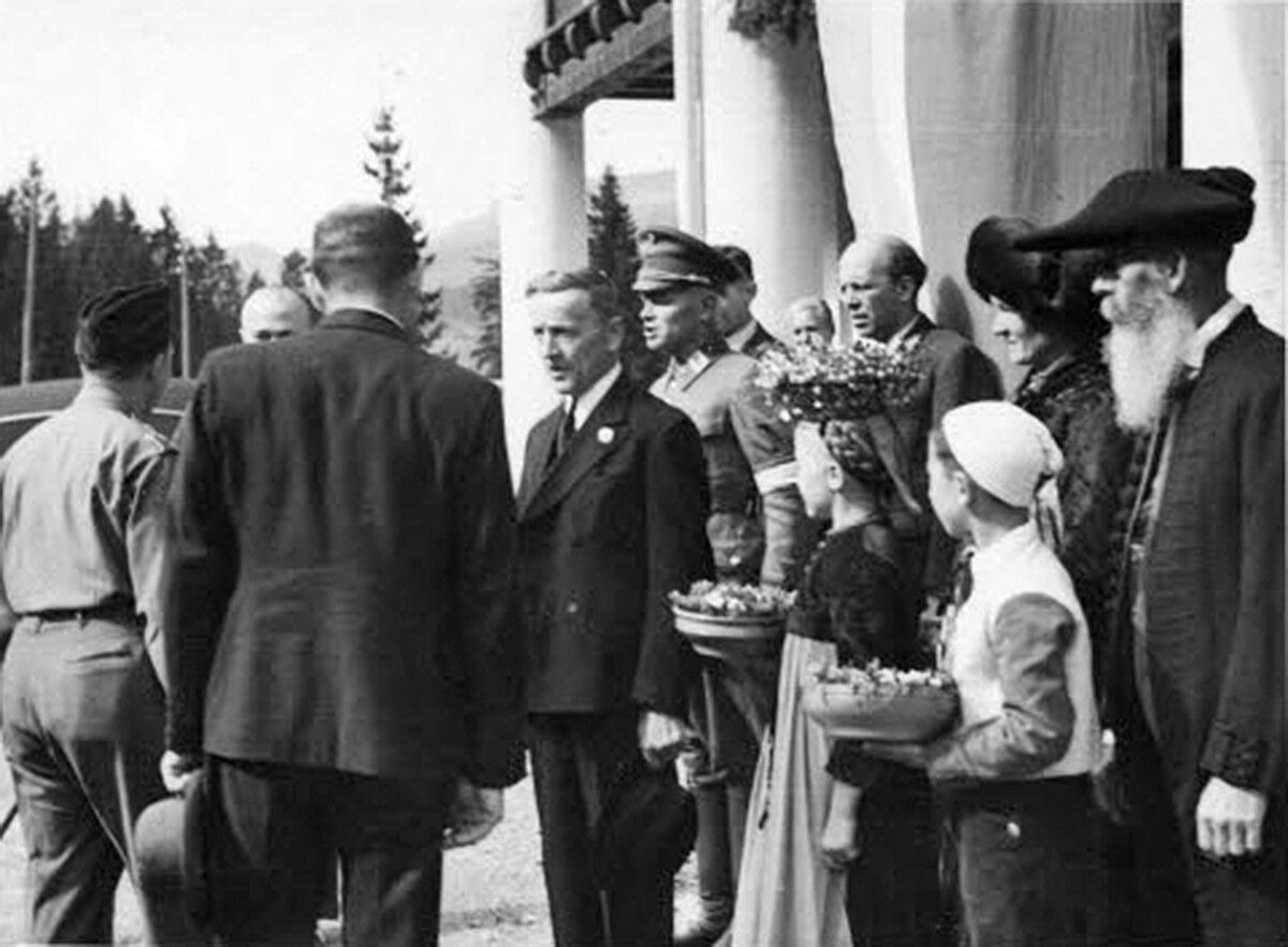 Bürgermeister Gedeon Fritz (v.l., mit Rücken zugewandt) Landeshauptmann Ulrich Ilg, ,der Gouverneur des Bezirks Bregenz, Major Bénité, Landesrat Eugen Leißing, und andere.⇒Karl Max Kessler
