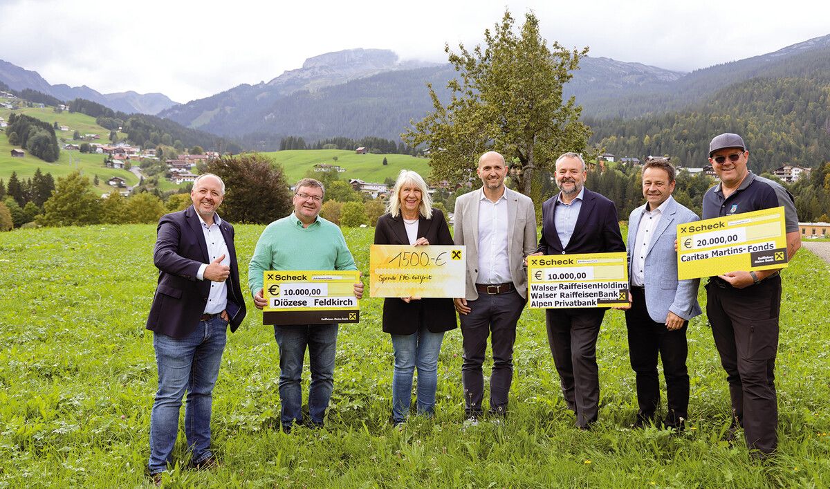 Bürgermeister Joachim Fritz, Pfarrer Cristinel Dobos, Marga Etschmann, Andreas Gapp, Florian Widmer, Andreas Hammerer und Wolfgang Raich.⇒Jockl Metzger
