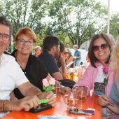 Hunderte Menschen feiern Volksfest auf der Gastra