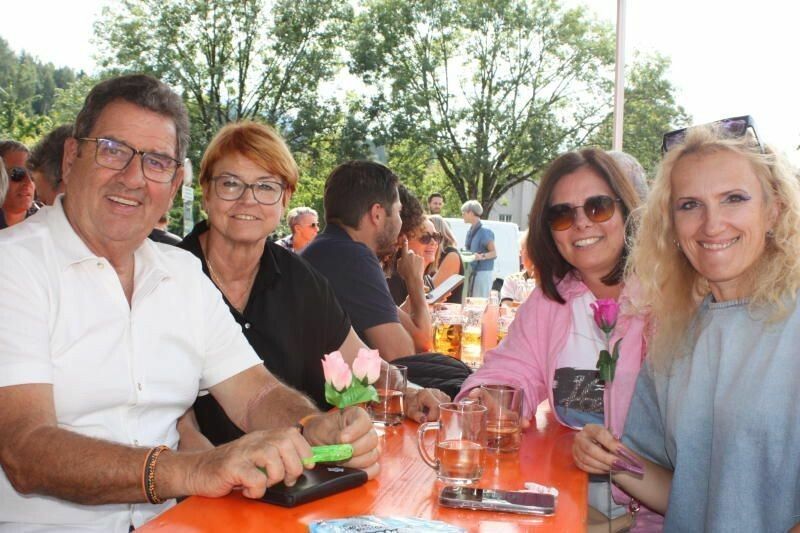 Bürgermeisterin Katharina Wöß-Krall (2. v. l. hinten), Drazana Malinovic, Helmut Jenny mit Gattin Waltraud hatten viel Spaß und Freude im Kultevent. ⇒vn/tk