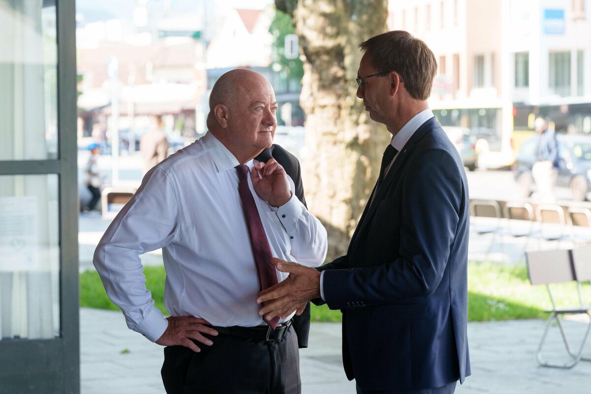 Bundeskanzler Stocker (links) möchte die Pensionen nicht der kompletten Inflation anpassen. Wallner sieht das als Signal für die Löhne. ⇒APA