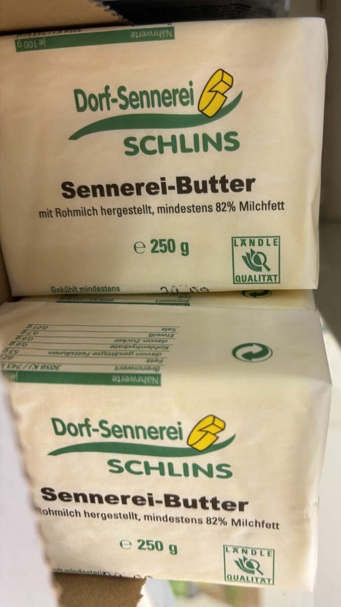 Butter der Dorf-Sennerei Schlins in einem Vorarlberger Regal. Im Eck: Das Ländle-Qualität-Gütesiegel. ⇒VN