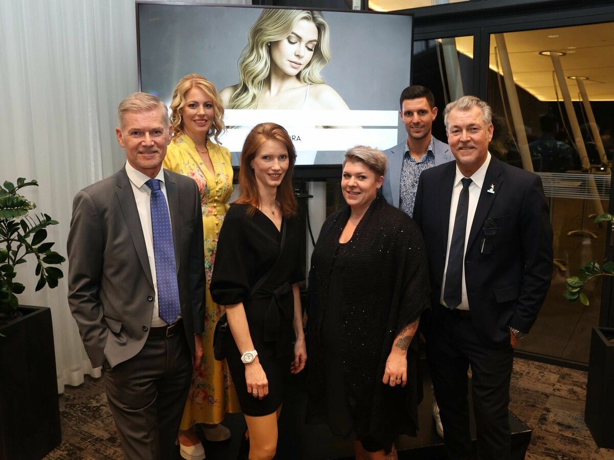 Casino-Direktor Bernhard Moosbrugger, Moderatorin Marion Lenz, IM-Stellvertreterinnen Susanne Frioli und Felicitas Franz, Kevin Radi (A.DORA) und IM Günther Plaickner.⇒AME