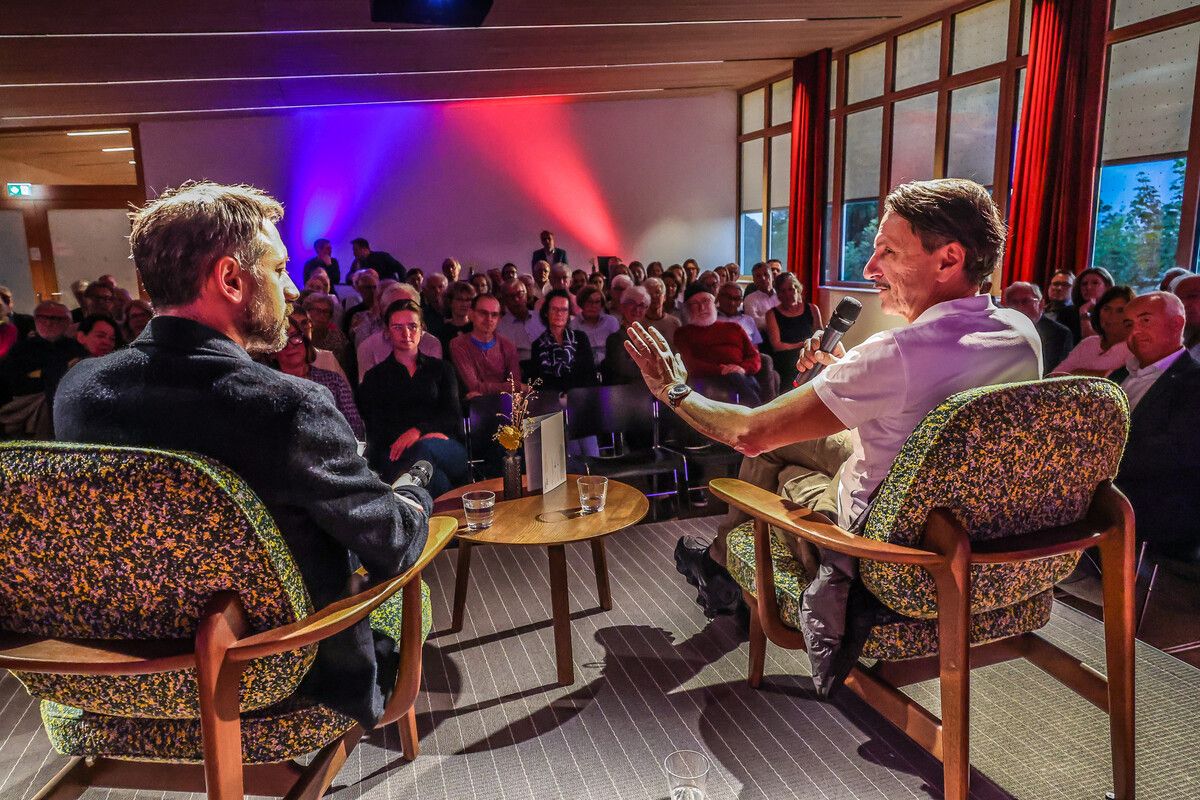 Christian Rainer (rechts) nahm sich den Fragen des Publikums und von VN-Politikchef Michael Prock an und beantwortete diese mit seiner Expertise.⇒VN/Steurer
