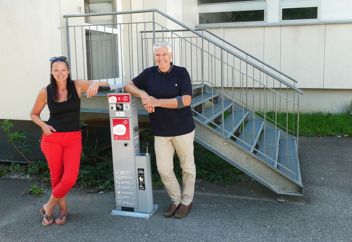 Daniela Metelko-Micheluzzi mit Konrad Klammer (Sportabteilung) vor der Reparatursäule.