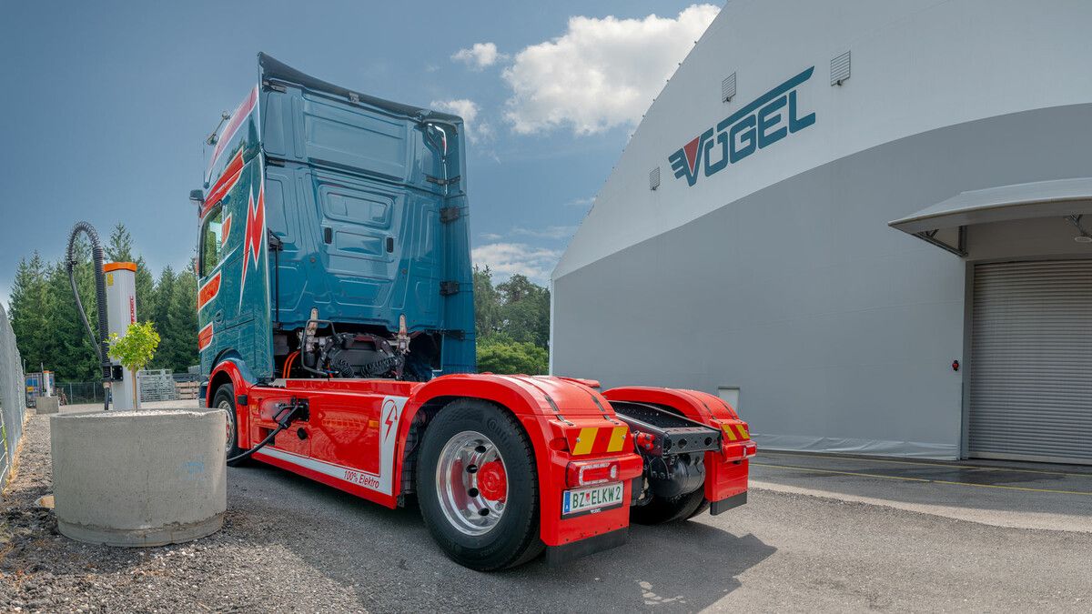 Das Aufladen des eActros 600 dauert an den hauseigenen Ladestellen von Vögele Transporte gut zwei Stunden.⇒vögel