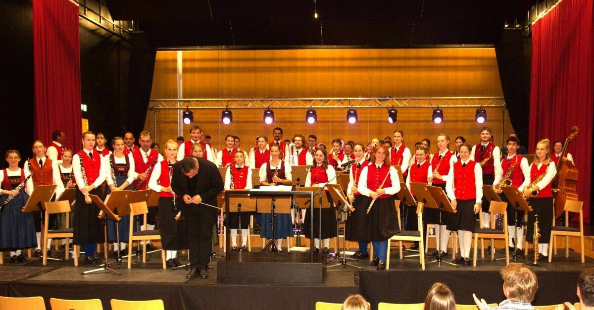 Das Bezirksorchester Bregenzerwald spielte auf.⇒mso (4)