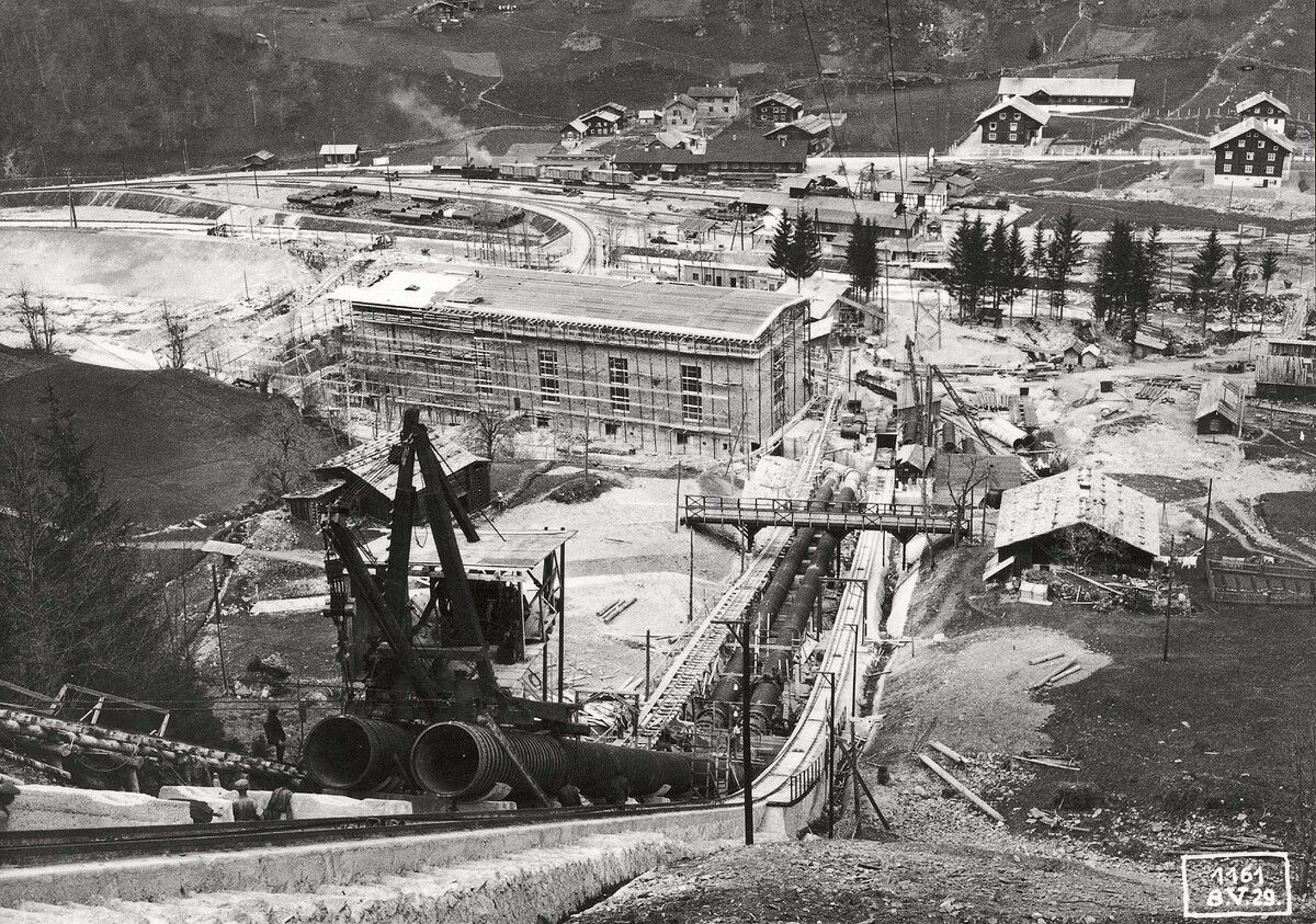 Das Foto zeigt die Installation der beiden Steilrohrleitungen auf der Baustelle Vermuntwerk. Die Rohre wurden mittels Schrägaufzug transportiert.