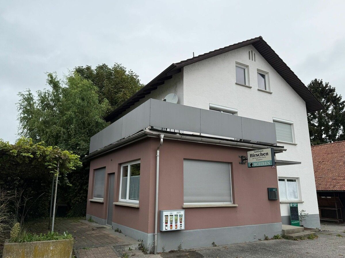 Das Gasthaus Hirschen an der Harder Straße gehört jetzt der Gemeinde. ⇒Gemeinde