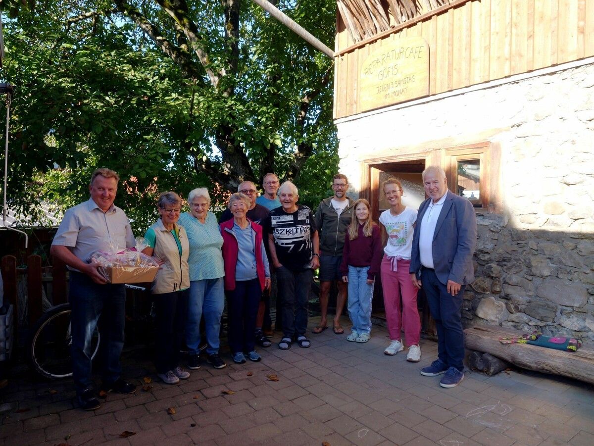 Das gesamte Reparaturteam hieß den tausendsten Besucher willkommen.⇒HE (2)