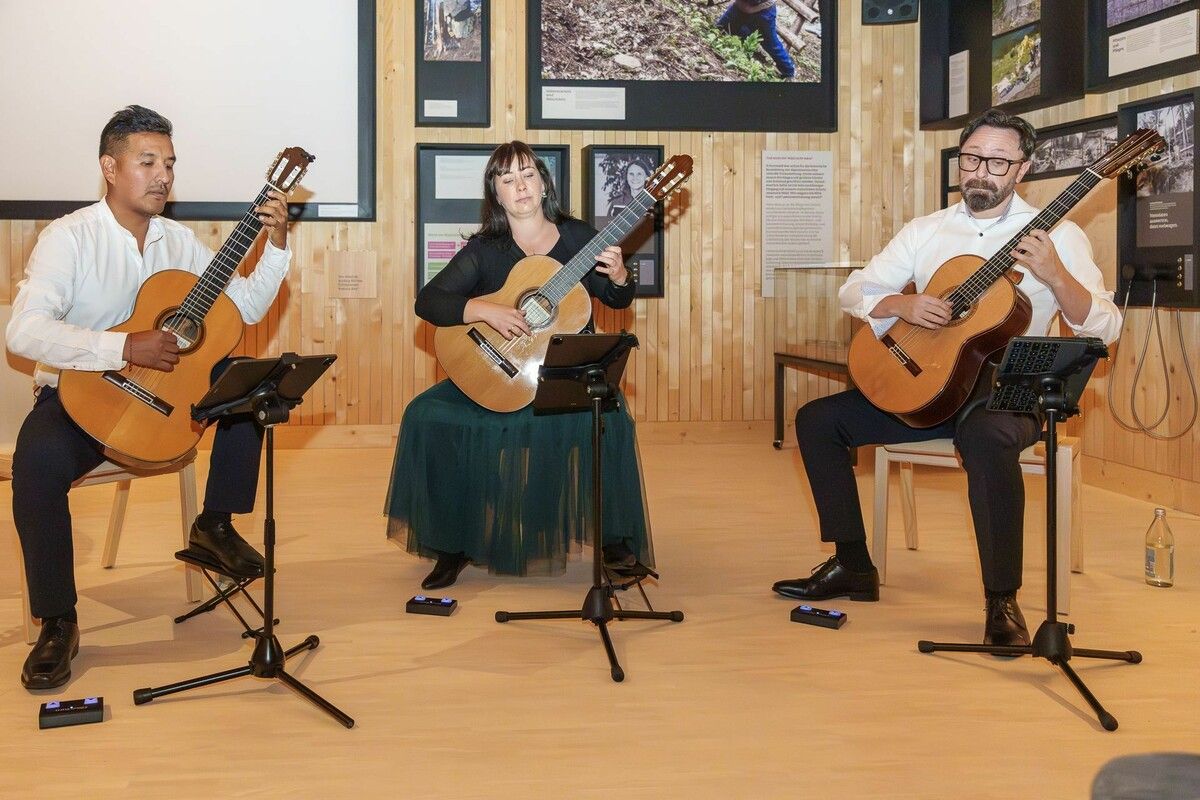 Das Gitarrentrio „Tres Cordas“ unterhielt die Besucher musikalisch.⇒STO (3)