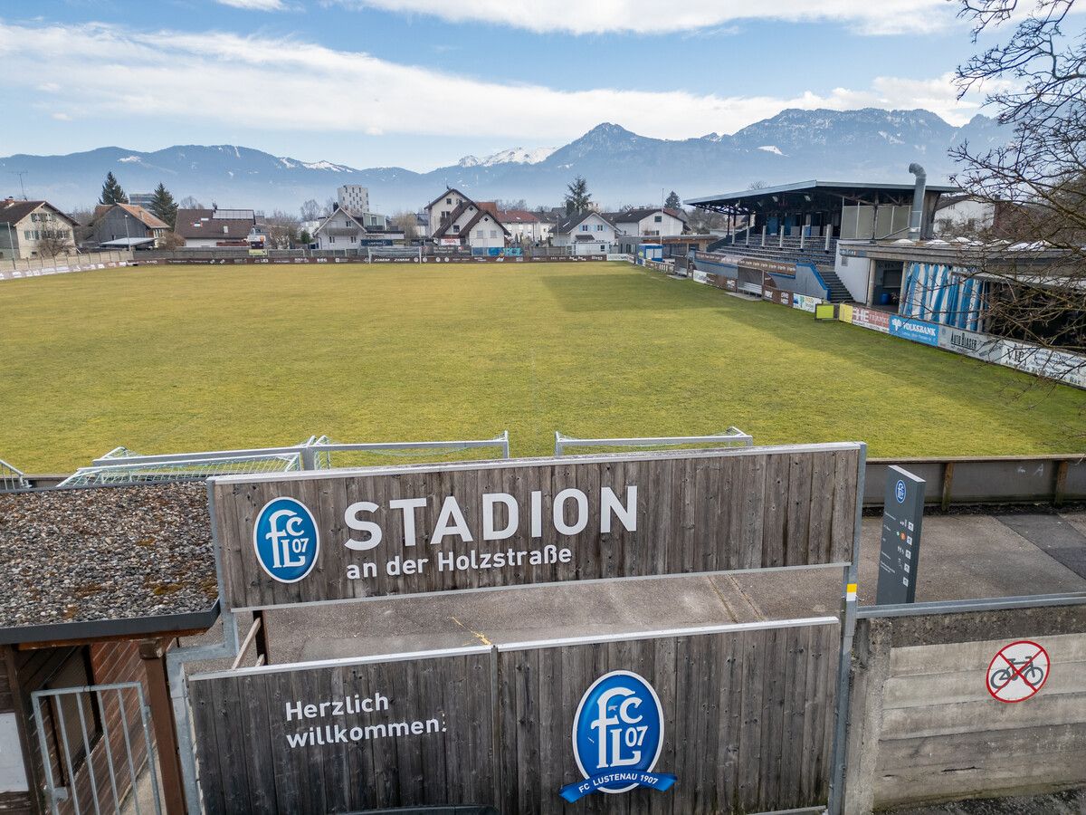 Das „Holz“, traditionsreiche Heimstätte des FC Lustenau, wird am Samstag im Spiel gegen Wacker Innsbruck aus allen Nähten platzen.⇒rhomberg