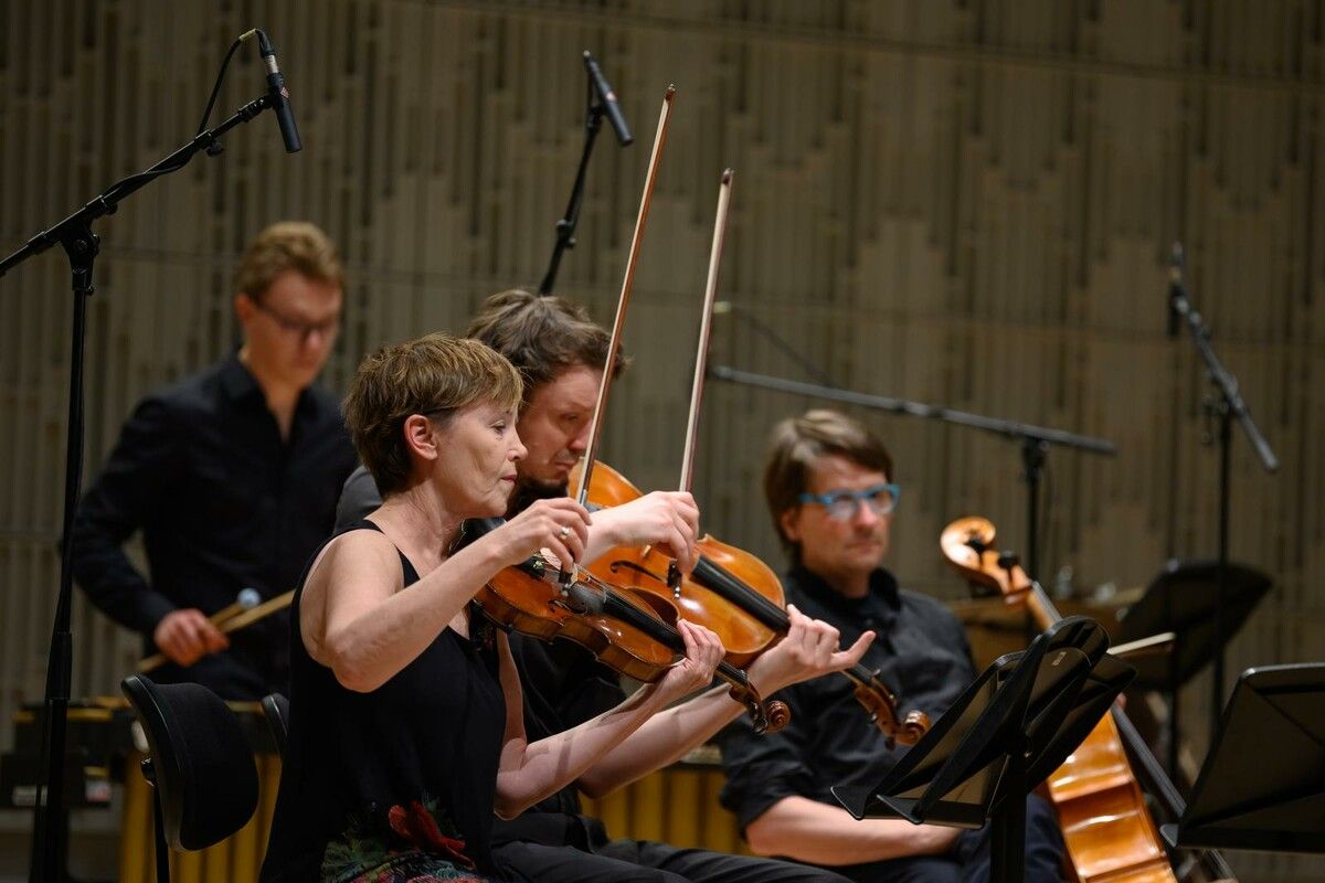Das Janus Ensemble wurde 1996 nach der Uraufführung von Christoph Cechs Oper „Aus allen Blüten Bitternis“gegründet.⇒Petra Moser