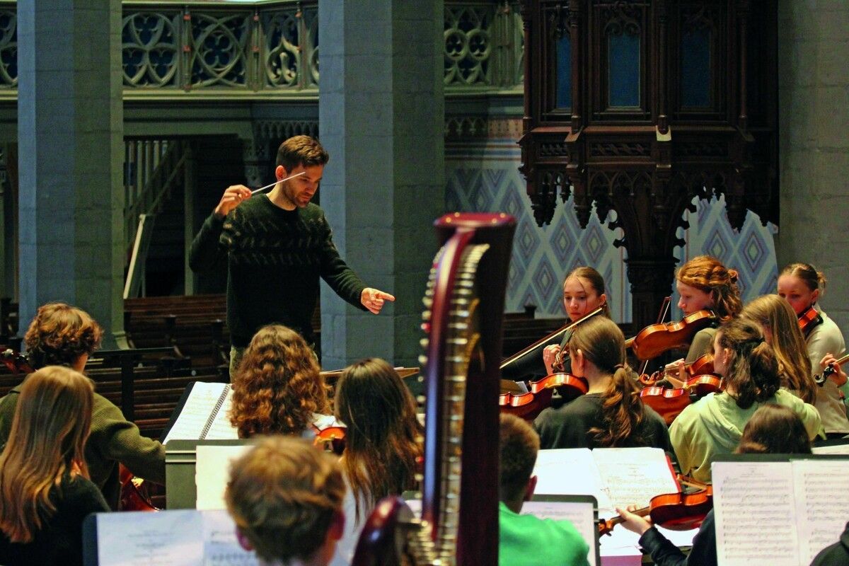 Das Jugendsinfonieorchester St. Gallen unter der Leitung Filip Paluchowski begibt sich auf eine Konzertreihe. ⇒Gregory Gates