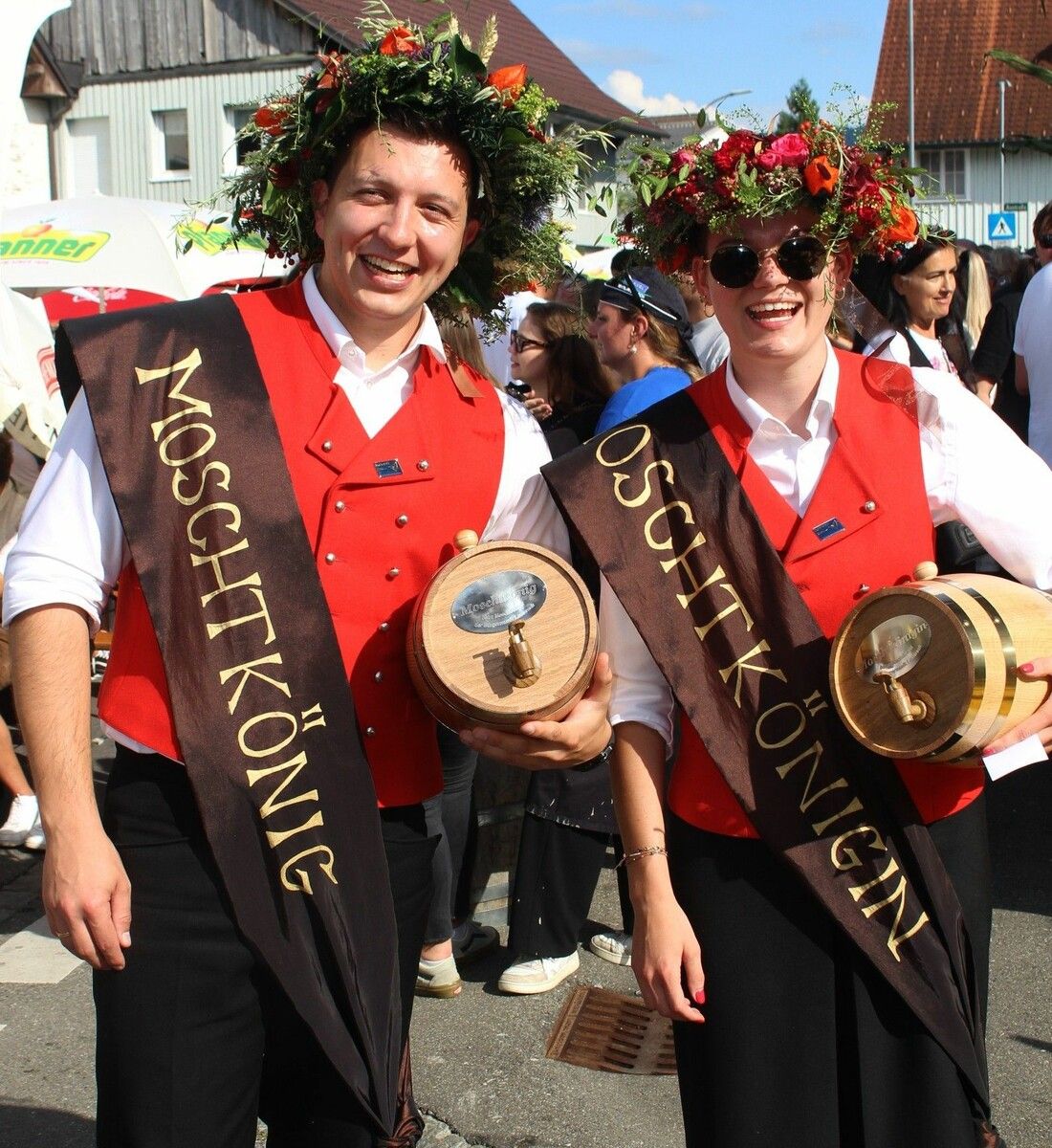 Das Königspaar bekam nebst Krone und Schärpe ein Mini-Mostfass und dann hieß es: „Hoch die Gläser – pardon: Fässer – und Prost!“