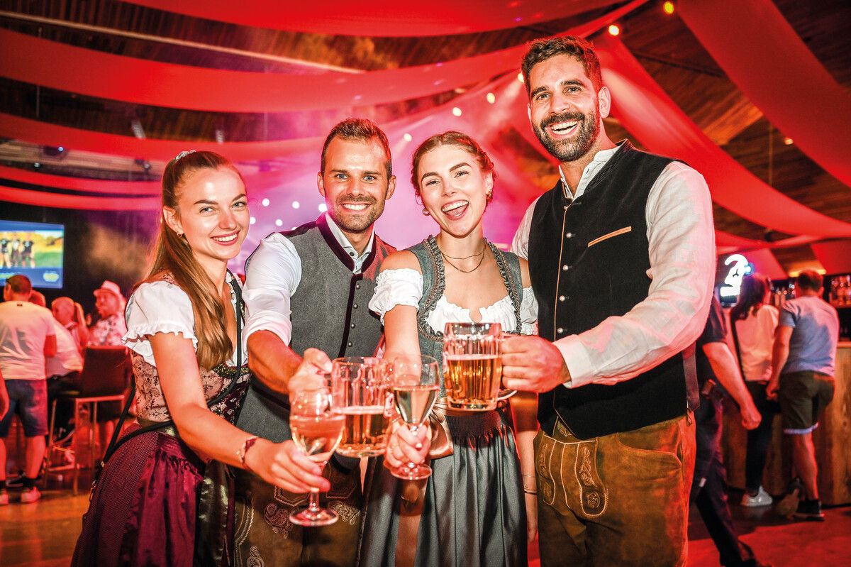 Das Oktoberfest im Mohrenbräu-Wirtschaftszelt lädt zum Feiern ein.⇒Udo Mittelberger