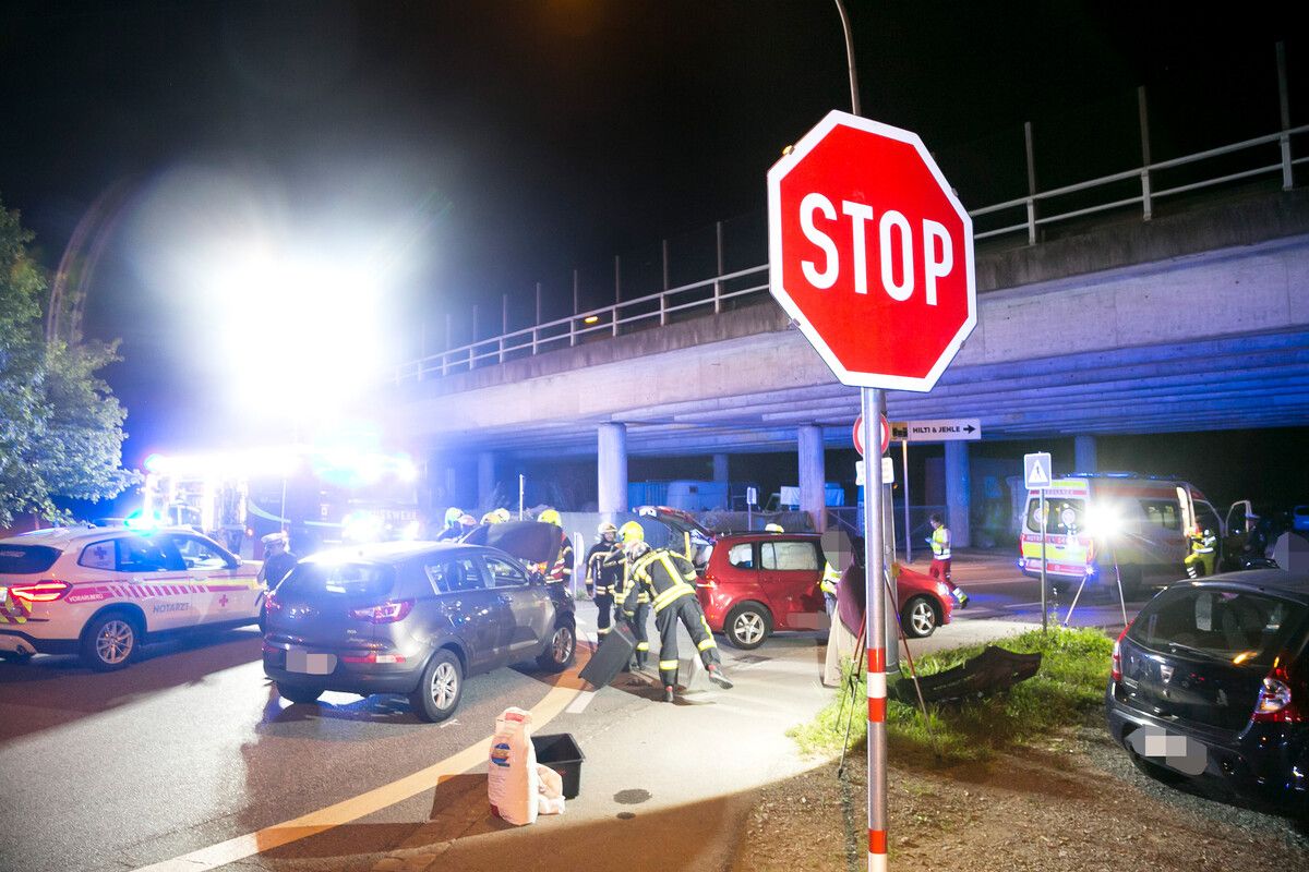 Das rote Taxi war im Kreisverkehr unterwegs, als die Frau im dunklen Pkw das Stopp-Schild missachtete.⇒Mathis