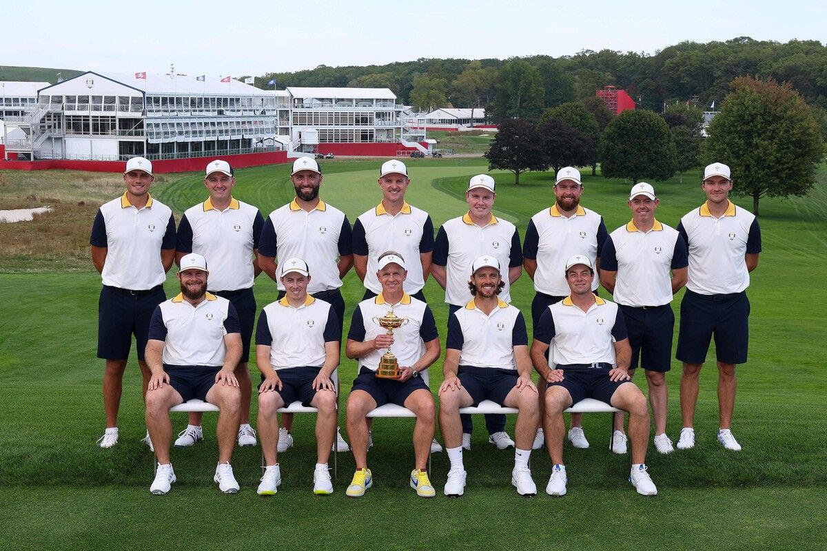 Das Team Europa beim Ryder Cup (Hinten v., l.): Ludvig Aberg, Sepp Straka, Jon Rahm, Justin Rose, Robert MacIntyre, Shane Lowry, Rory McIlroy, Rasmus Hojgaard (Vorne v., l.) Tyrrell Hatton, Matt Fitzpatrick,Teamchef Luke Donald, Tommy Fleetwood und Viktor Hovland.⇒APA