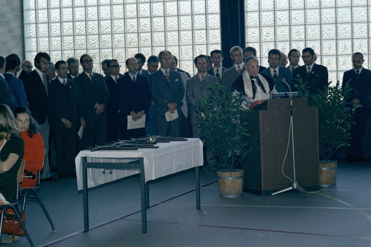 Dekan Pfarrer Anton Andergassen nahm die Weihe des Hauses und der Schulkreuze vor, nachdem er in einer kurzen Ansprache die Bedeutung der christlichen Wertordnung als Grundlage im Schulbereich herausgestellt hatte.⇒Helmut Klapper, Vorarlberger Landesbibliothek