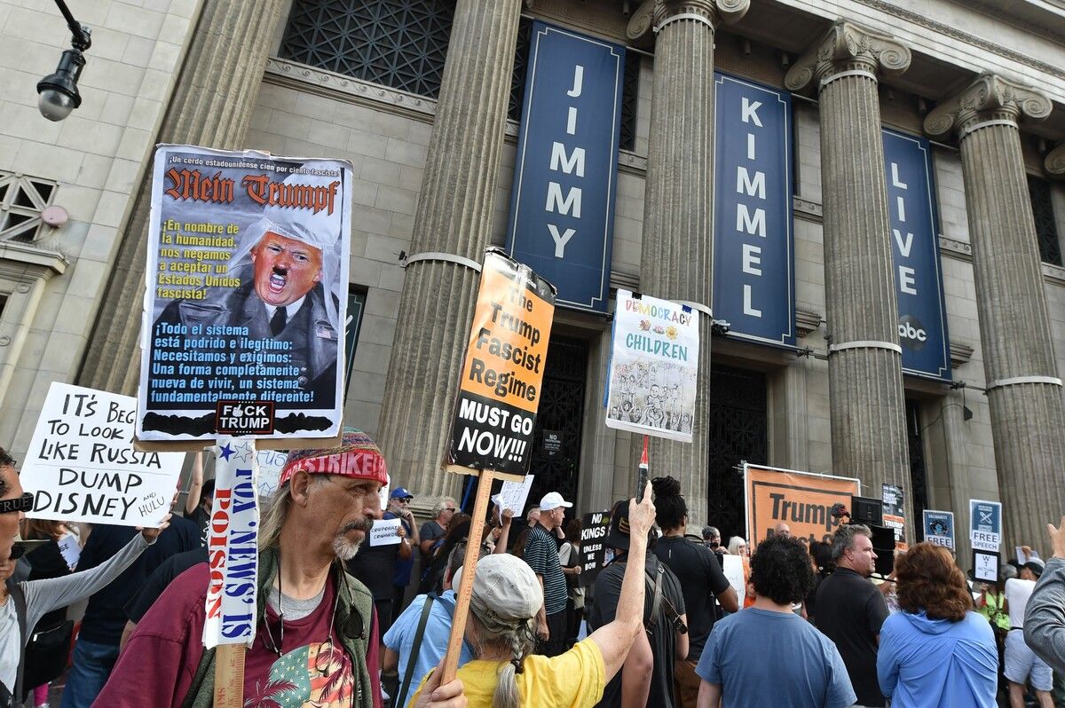 Demonstranten protestieren gegen die Absetzung der Sendung „Jimmy Kimmel Live!“. afP