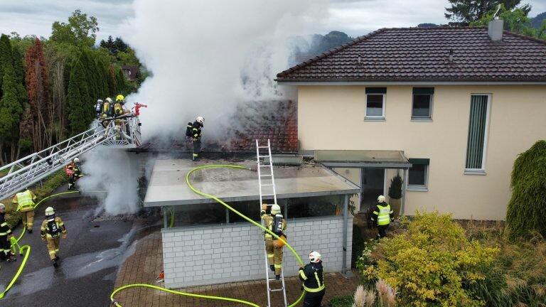 Den Feuerwehren aus Höchst, Bregenz und Hard gelang es, ein Übergreifen der Flammen auf das restliche Wohnhaus zu verhindern.⇒vlach