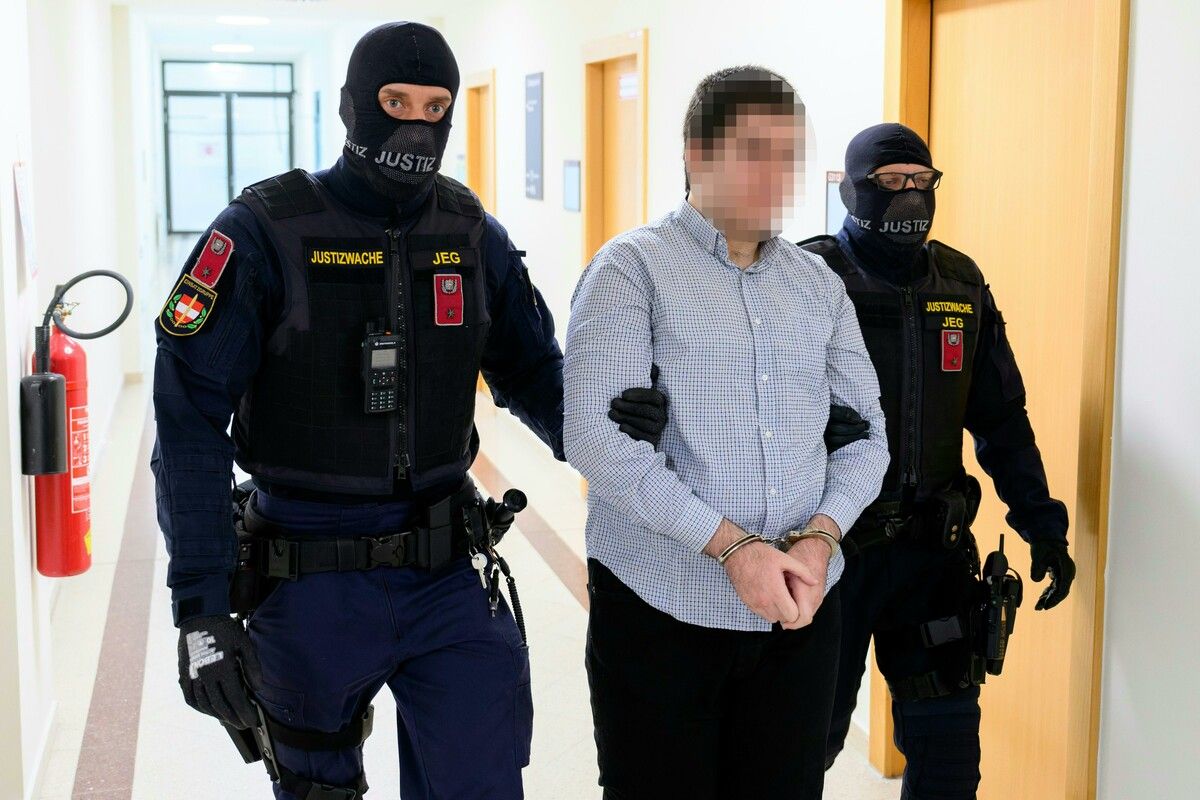 Der 18-Jährige wurde zum Prozess von Justizwachebeamten vorgeführt.⇒APA
