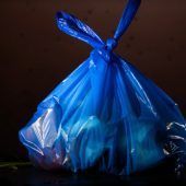 Kreativer Kampf gegen Plastik im Biomüll