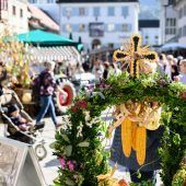 Frische Maroni,  Kürbisse und eine  Erntedankkrone
