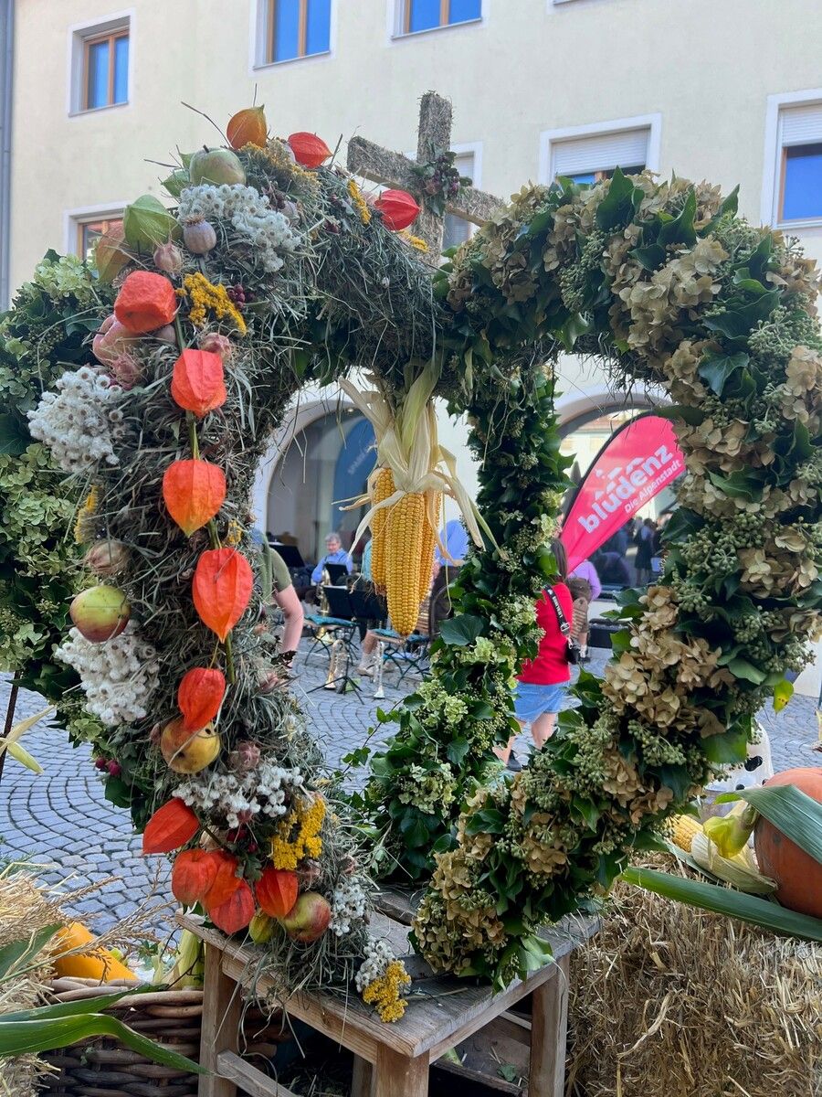 Der feierliche Höhepunkt ist der Einzug der Erntedankkrone um 10 Uhr. ⇒LK Vbg