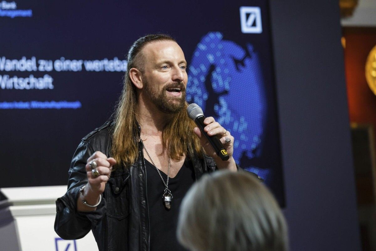 Der gebürtige Norweger Anders Indset ist gefragter Keynote-Speaker und Autor. ⇒indset