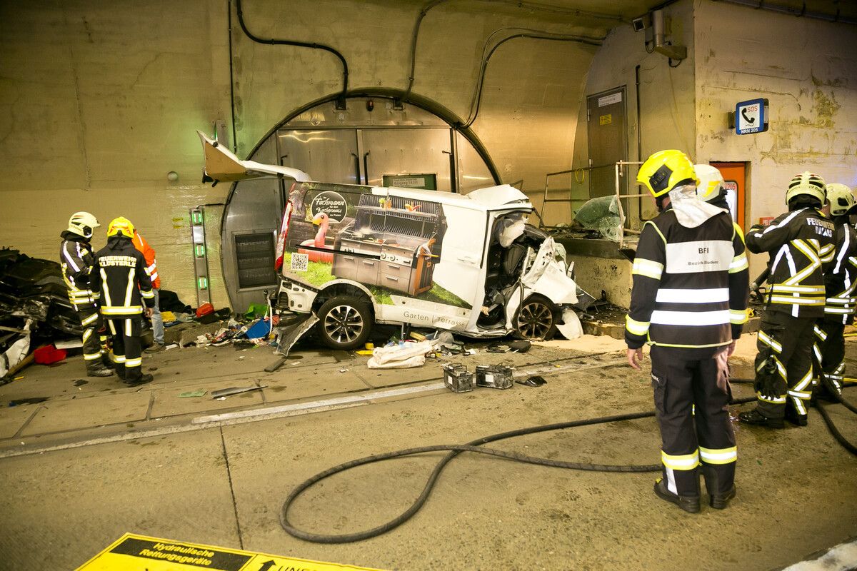 Der Kleinbus war plötzlich ins Schleudern geraten und gegen eine Tunnelnischenwand geprallt.⇒D. Mathis