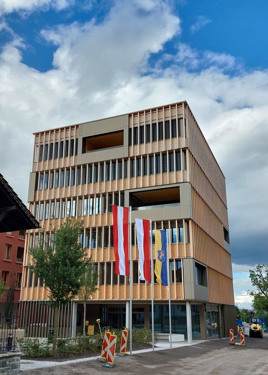 Der Kreuzungsbereich Radetzkystraße/Diepoldsauer Straße beim Rathaus ist wieder befahrbar. ⇒Stadt Hohenems