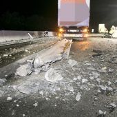 Lkw riss sieben Betonleitwände nieder