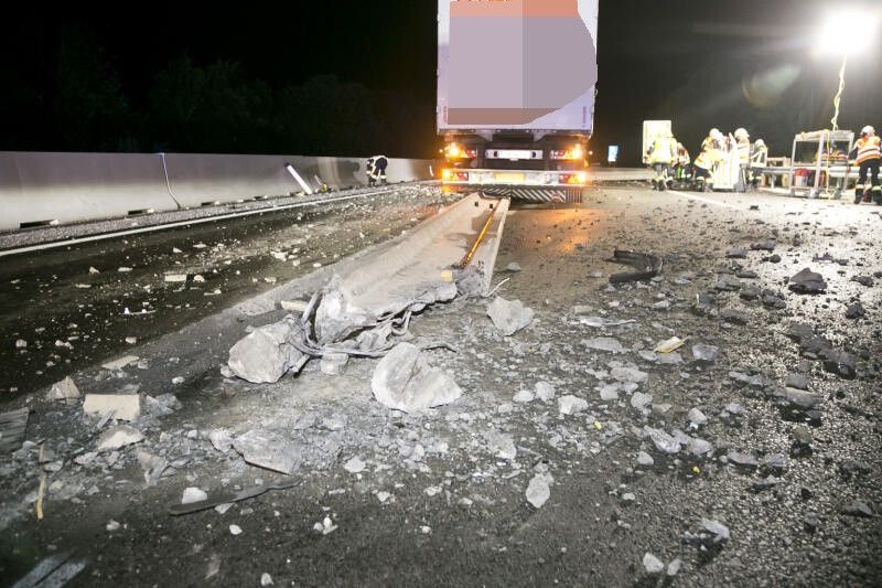 Der Lkw hinterließ eine achtzig Meter lange Spur der Zerstörung hinter sich und wurde selbst schwer beschädigt. ⇒d. mathis