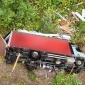 Lkw stürzte über Böschung in Wald