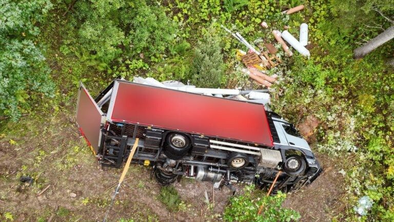 Der Lkw verlor beim Absturz seine Ladung, die sich am Boden verteilte.⇒vol