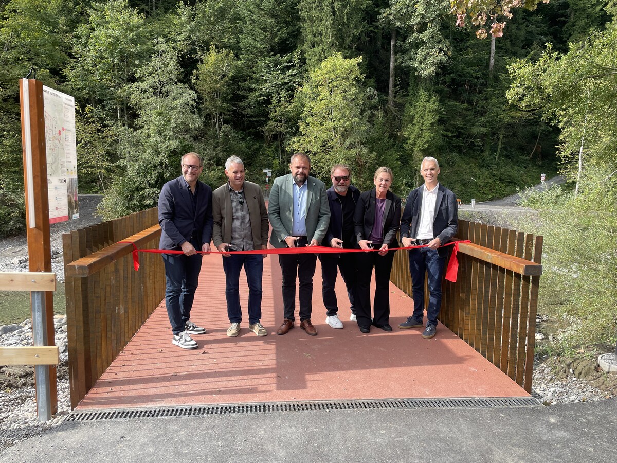 Der neue Steg über die Dornbirner Ach wurde gemeinsam mit der Karrenseilbahn-Talstation eröffnet.⇒Stadt