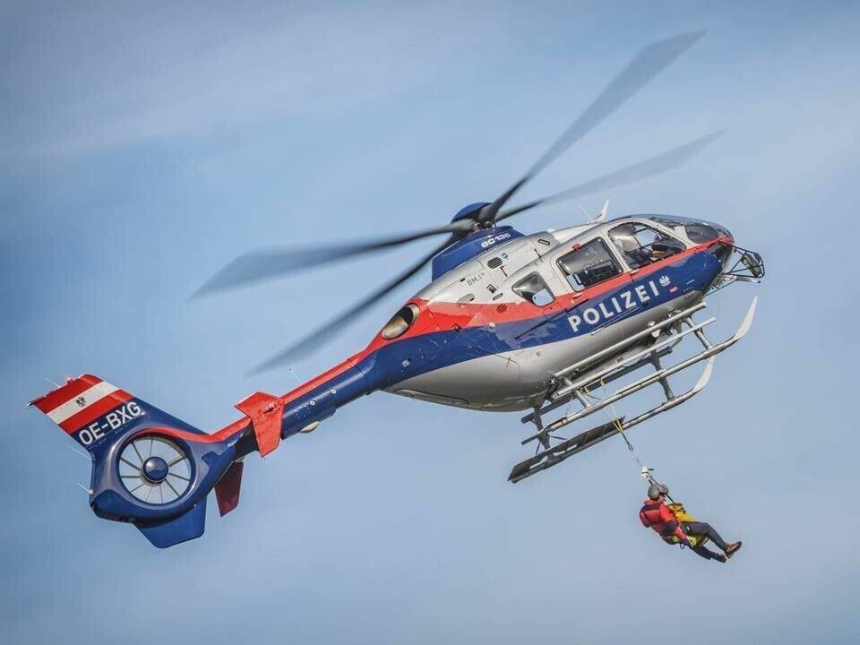Der Polizeihubschrauber „Libelle“ bei einer Taubergung. ⇒Polizei
