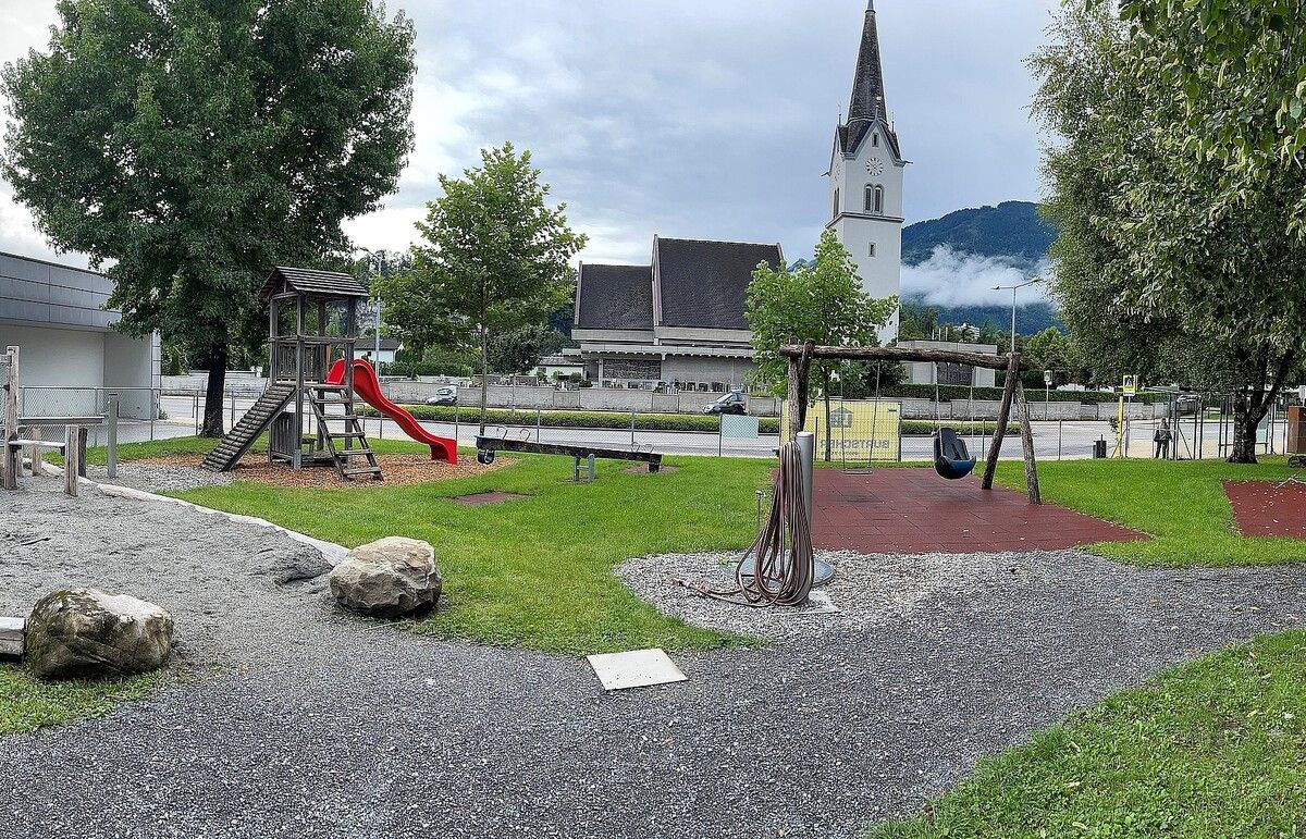 Der Spielplatz bei der Volksschule Tosters wurde duch die Verlegung modernisiert. ⇒Stadt Feldkirch