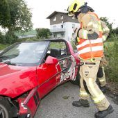 Corvette prallt in Altach gegen Baum